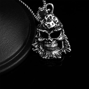 Collier pendentif tête de mort style punk en acier inoxydable sur fond noir brillant