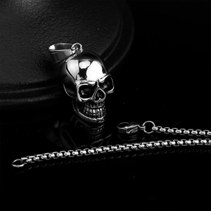 Pendente teschio in acciaio inossidabile con catena box per uomo in colore argento