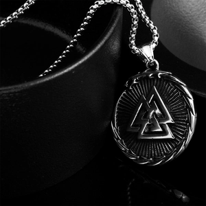 Collana con ciondolo Valknut vichingo in acciaio al titanio antico con bordi intrecciati