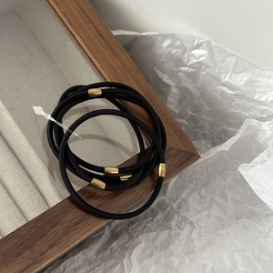 Set of 5 high-elasticity slim black hair ties with minimalist gold metal connectors