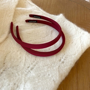 Ensemble de serre-têtes élégants en tissu bordeaux avec texture soie artisanale