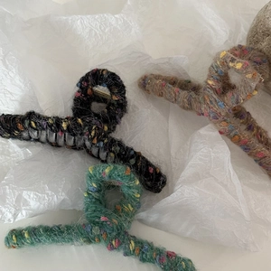 Pinze per capelli in peluche a pois arcobaleno in nero, verde e caffè per lo stile invernale