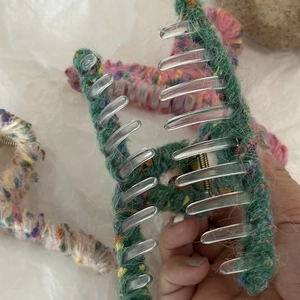 Grande molletta per capelli in lana intrecciata colorata stile arcobaleno natalizio