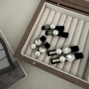 Lot de barrettes élégantes en velours noir avec perles et strass dans un coffret à bijoux