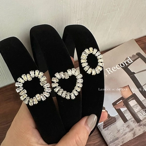 Serre-tête élégant en velours noir avec cœur en strass et ornements pour femmes