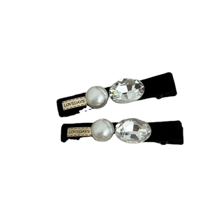 Paire de barrettes en velours noir avec logo doré, perle ronde et cristal brillant