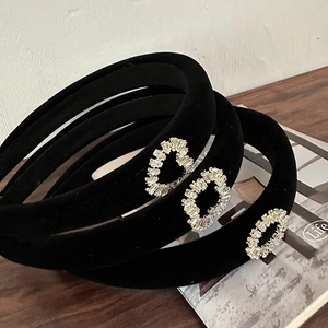 Set de trois serre-têtes en velours noir avec des accents de strass élégants sur bois
