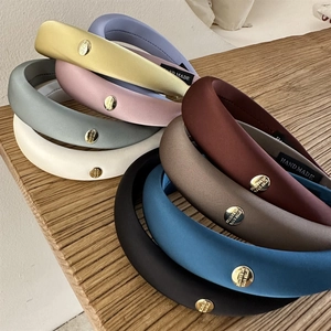 Détails de serre-têtes rembourrés en satin avec boucles dorées sur bois en plusieurs coloris