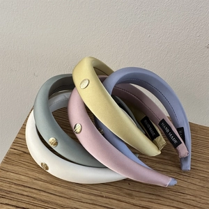 Serre-têtes rembourrés en satin français avec boutons dorés en couleurs macaron