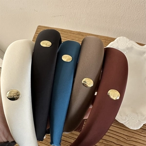 Serre-tête rembourré en satin français avec étiquette dorée en plusieurs couleurs unies