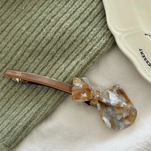 Detail of handmade acetate hair clip featuring a 3D bow design in tortoiseshell finish