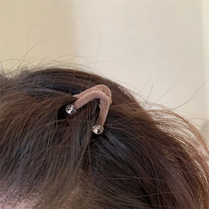 Pince à cheveux floquée marron en forme de V avec strass pour une coiffure élégante