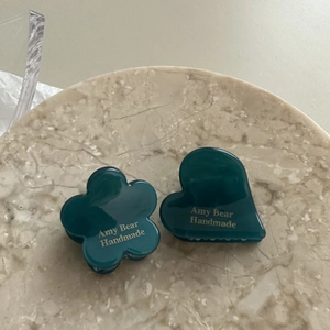 Λεπτομέρεια από κλιπ μαλλιών καρδιά και λουλούδι με χρυσή χάραξη Amy Bear Handmade