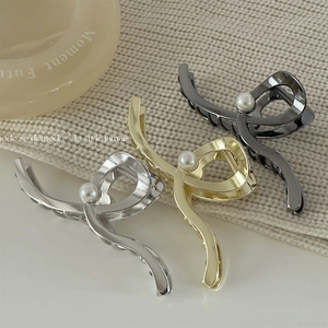 Minimalist Alloy Wave Line Hair Claw Clip With Faux Artificial Pearl Elegant Metallic Shark Clip For Women French Style Hair Jewelry