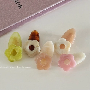 Lot de cinq barrettes à fleurs en acétate avec textures marbrées pour la coiffure