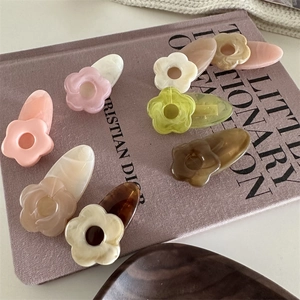 Pinces à cheveux à fleurs pastel avec texture marbrée et motifs floraux en acétate