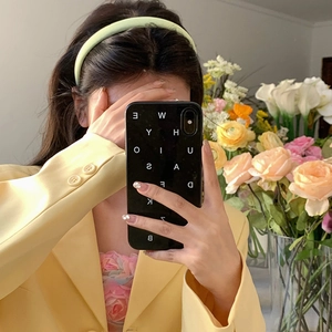 Elegante cerchietto imbottito verde chiaro largo indossato dalla modella per un look