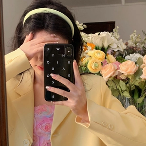 Dettaglio del cerchietto giallo chiaro minimalista indossato in un selfie stile coreano