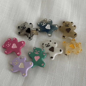 Barrettes à cheveux ours de dessin animé colorées en huit couleurs douces sur fond blanc