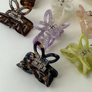 Set di piccole mollette a farfalla in acetato con eleganti texture marmorizzate