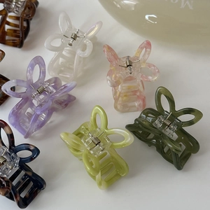 Molle per capelli a farfalla in acetato con design traforato e colori marmorei
