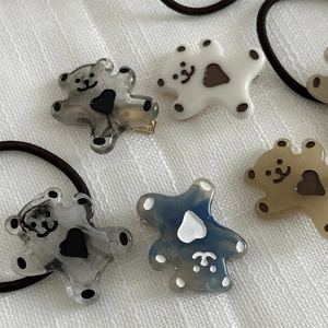 Détail de barrettes et élastiques à cheveux ours colorés en résine au style mignon