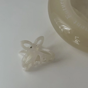 Vista dettagliata della pinza per capelli a farfalla in acetato bianco perlato con molla