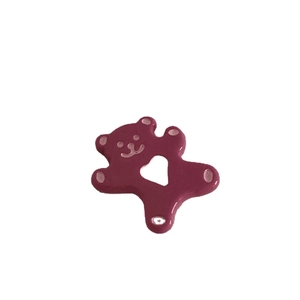 Accessoire cheveux ours rose avec découpe cœur et finition résine sur fond blanc