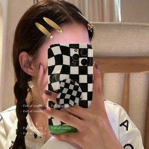 Coque de téléphone à damier noir et blanc avec support en forme de cœur pour iPhone