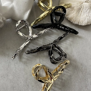 Lot de 5 pinces à cheveux métalliques croisées en finitions or, argent et noir