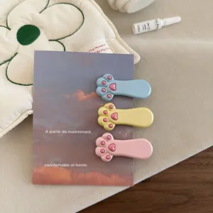 Set di tre graziose mollette a zampa di gatto rosa, gialle e blu con cuscinetti a cuore