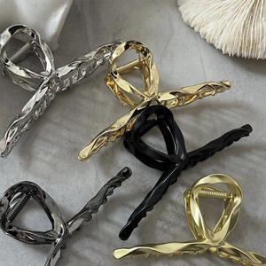 Lot de cinq pinces à cheveux métalliques en argent, or et finitions mates
