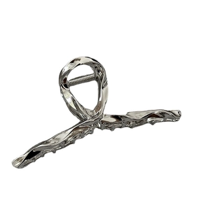 Pince à cheveux croisée en métal argenté de 14 cm avec texture torsadée élégante