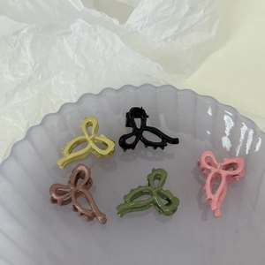 Lot de 5 mini pinces à cheveux en forme de nœud aux couleurs mates sur un plateau coquille