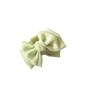 Pince à cheveux élégante en satin vert menthe avec double nœud en tissu pour femmes