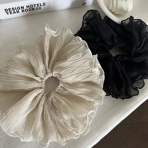 Grands chouchous en organza plissés noir et beige pour des accessoires de coiffure élégants