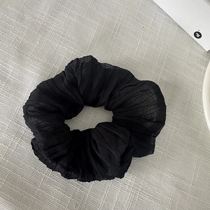 Gros plan détaillé d'un chouchou noir surdimensionné avec texture plissée douce