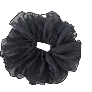 Chouchou plissé noir surdimensionné avec texture fine et bande élastique pour femmes