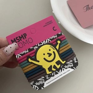 Nahaufnahme von hochelastischen Regenbogen-Haargummis in rosa Kartenverpackung