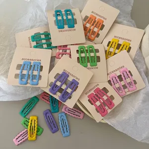 Lot de barrettes à cheveux ondulées en métal mat coloré sur carte cadeau