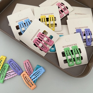 Lot de barrettes rectangulaires ondulées aux couleurs macaron sur carte de présentation