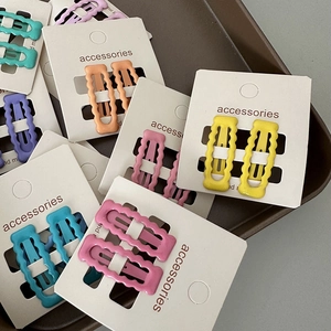 Lot de barrettes à cheveux ondulées aux couleurs crème variées sur cartes de présentation