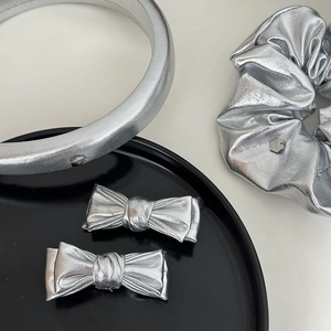 Parure d'accessoires cheveux argentés avec serre-tête chouchou et barrettes nœud