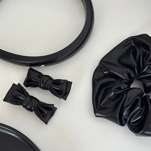 Ensemble d'accessoires cheveux en similicuir noir avec serre-tête, chouchou et pinces