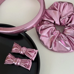 Coffret d'accessoires cheveux en cuir rose métallisé avec bandeau, chouchou et barrettes