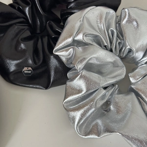 Chouchous en cuir métallique noir et argent avec détail de logo hexagonal élégant