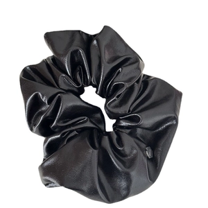 Chouchou en cuir noir métallisé avec texture plissée et étiquette argentée hexagonale