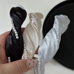Détails de serre-tête en satin torsadé avec perles en noir, champagne et bleu clair