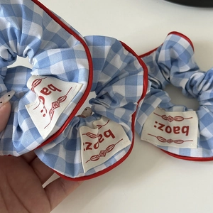 Blaues Karo-Haargummi-Set mit rotem Rand und gewebtem Logo-Label für Frisuren