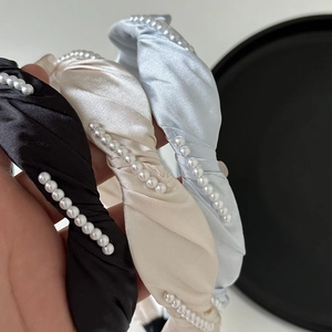 Serre-tête élégant en satin avec perles en noir, champagne et bleu clair pour femme